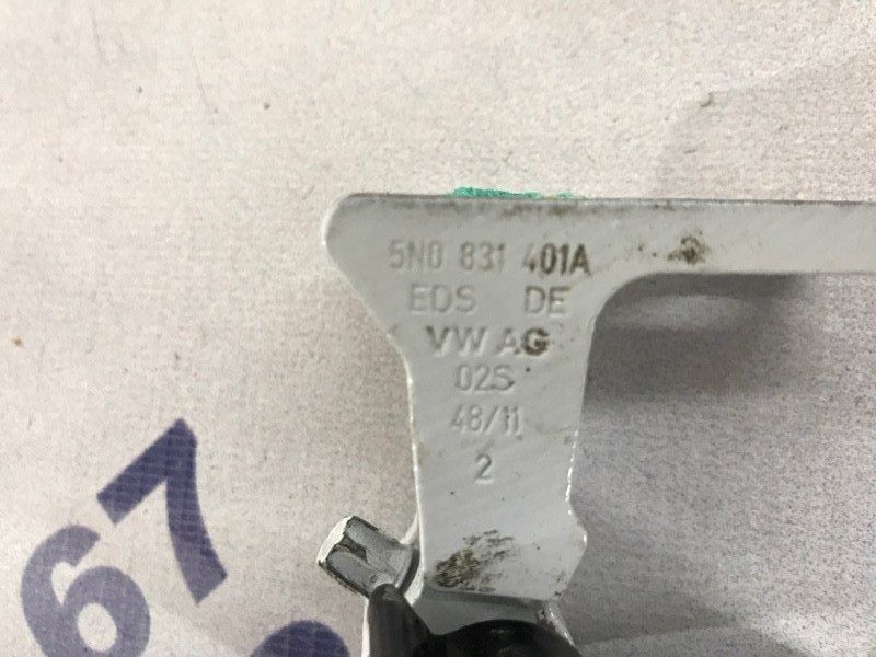 Петля дверей 5N0831401A Volkswagen Tiguan