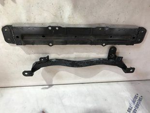 Распорка подрамника 4M0803221A Audi Q7