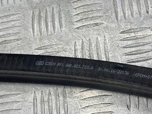 Ущільнювач водовідвідного короба під капотом 8W0823723A Audi A4 Allroad