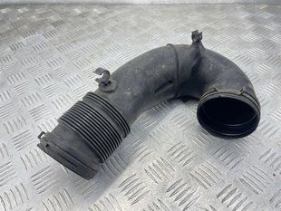 Патрубок воздушный 7P6129684B Volkswagen Touareg