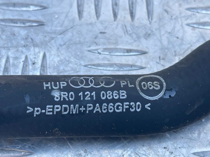 Патрубок системы охлаждения 8R0121086B Audi Q5