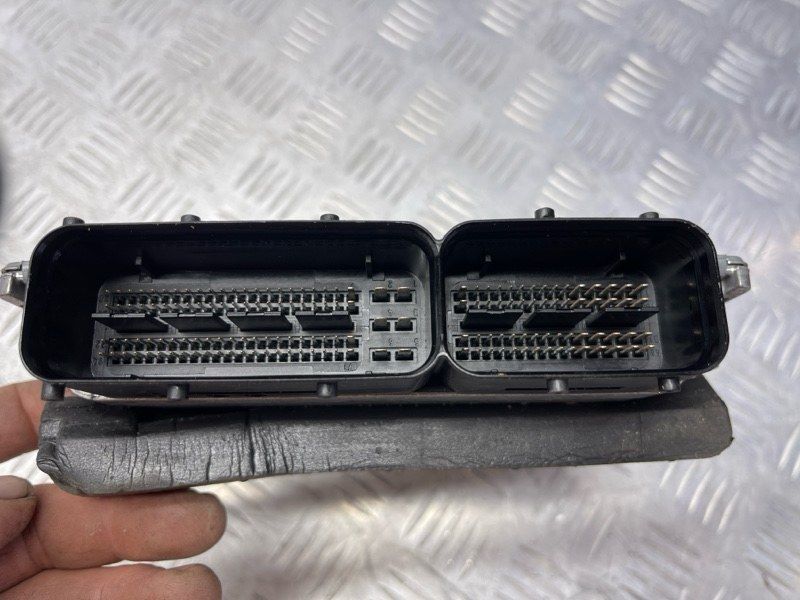 Блок керування двигуном 8R0907551E Audi Q5