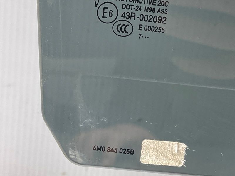 Скло дверей 4M0845026B Audi Q7