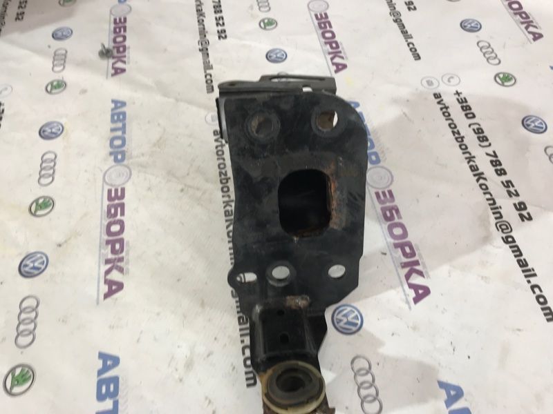Кронштейн підсилювача бампера 4L0807133A Audi Q7