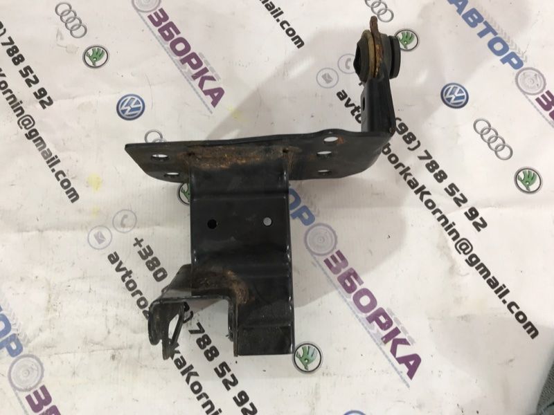 Кронштейн підсилювача бампера 4L0807133A Audi Q7