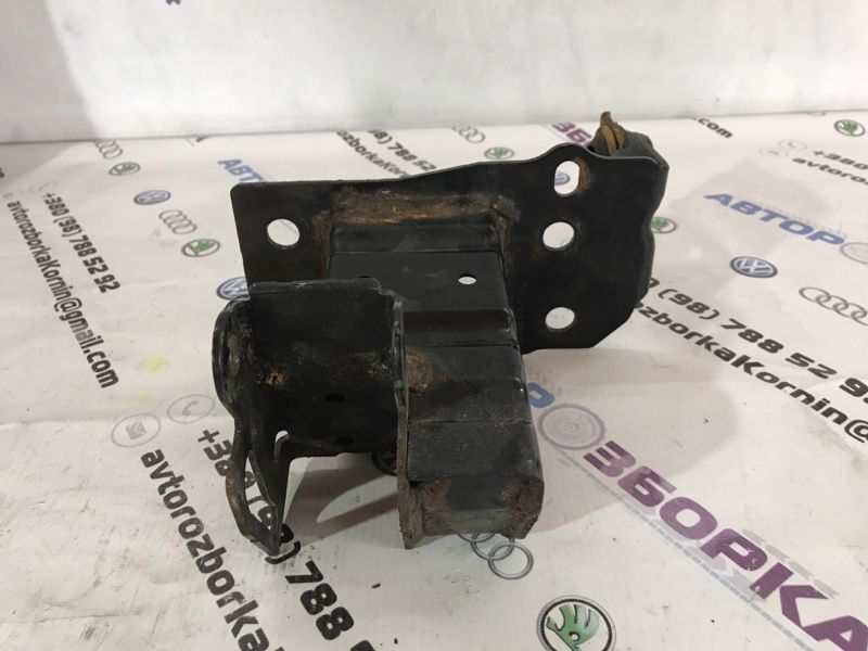 Кронштейн підсилювача бампера 4L0807133A Audi Q7