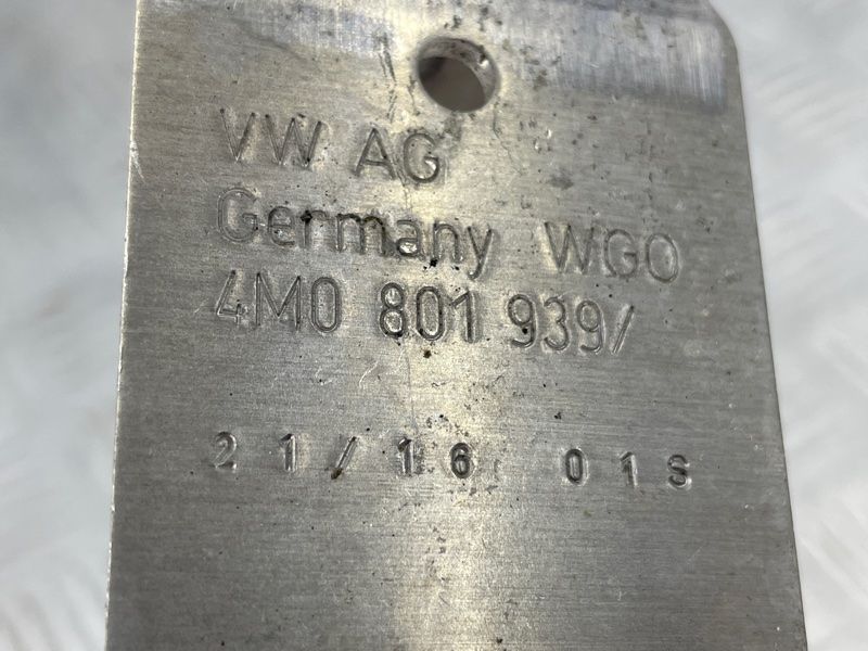 Кронштейн 4M0801939 Audi Q7