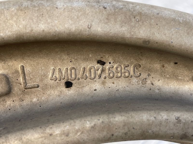 Важіль передньої підвіски поперечний нижній 4M0407695C Audi Q7