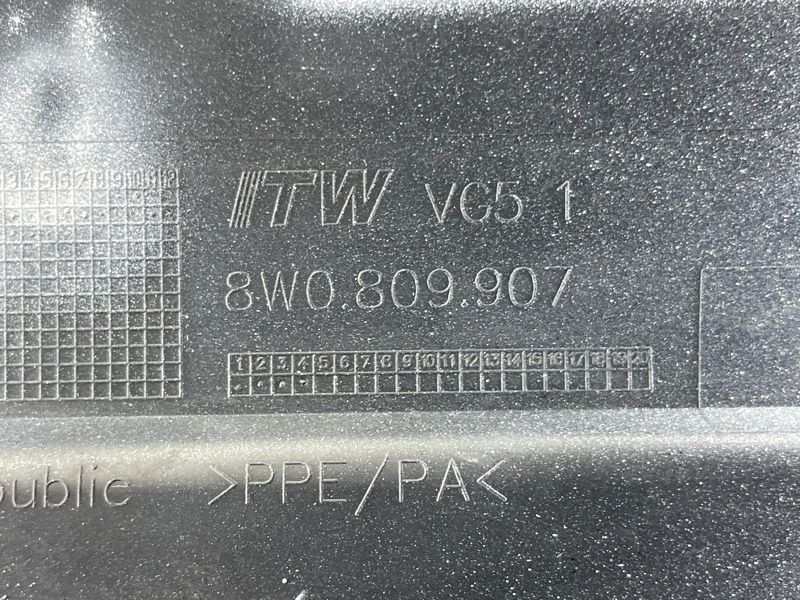 Крышка лючка топливного бака 8W0809907GRU Audi A4 Allroad