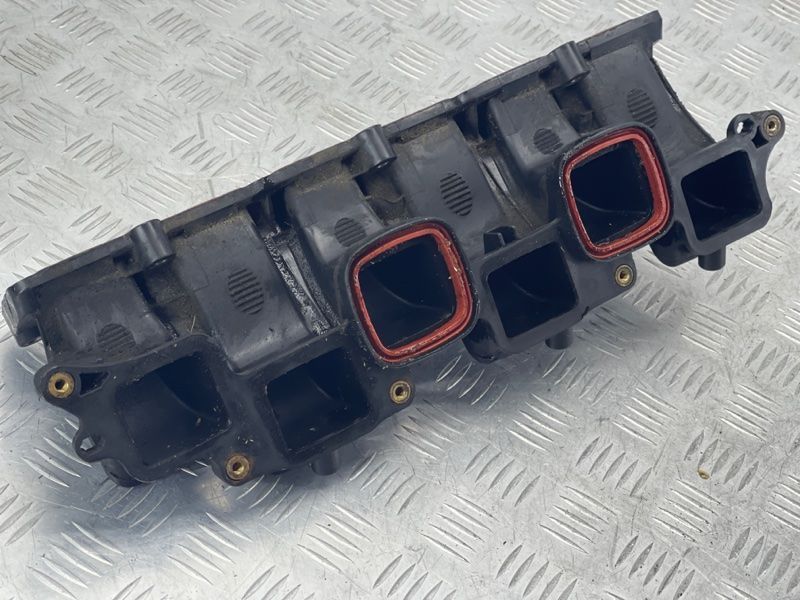 Колектор впускний 03H133204B Volkswagen Touareg