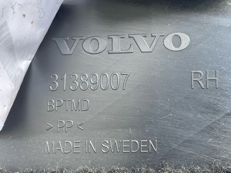 Обшивка багажника 39825780 Volvo XC90