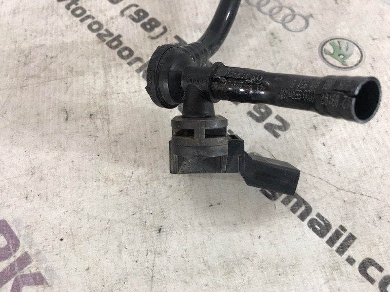 Трубка вакуумна зі зворотнім клапаном 4G1611931D Audi A6