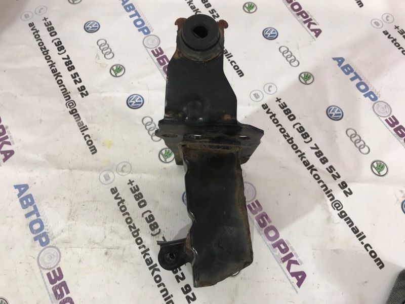 Кронштейн підсилювача бампера 4L0807133A Audi Q7