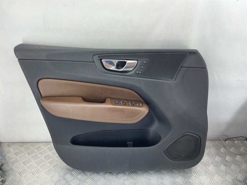 Обшивка дверей Volvo XC60