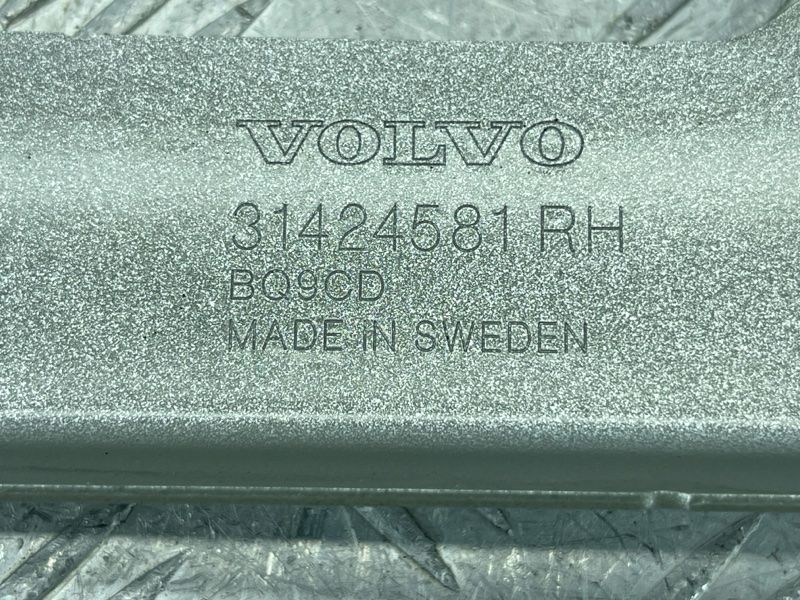 Кронштейн крила Volvo XC60