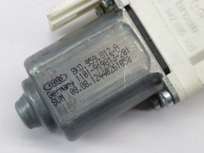 Электродвигатель стеклоподъемника задний правый 8K0959812A Audi Touareg Audi A4, Audi A4 Allroad, Audi A6, Audi Q3, Audi Q5, Audi S4, Audi S6, Audi SQ5, Porsche Cayenne, Volkswagen Touareg