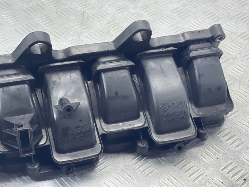Колектор впускний 03H133204B Volkswagen Touareg