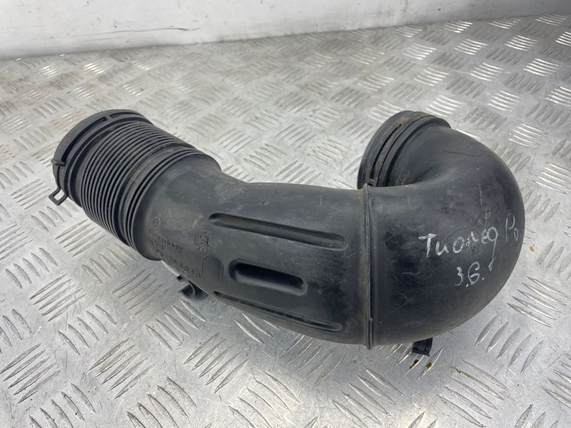 Патрубок воздушный 7P6129684B Volkswagen Touareg