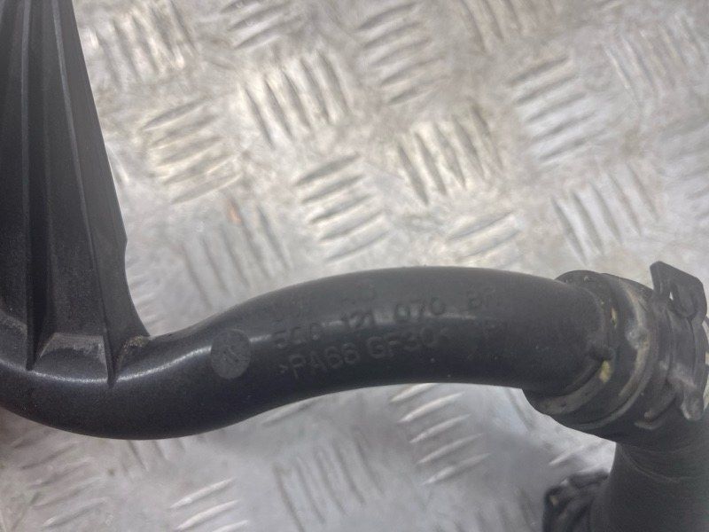 Патрубок 5Q0122058B Volkswagen Tiguan