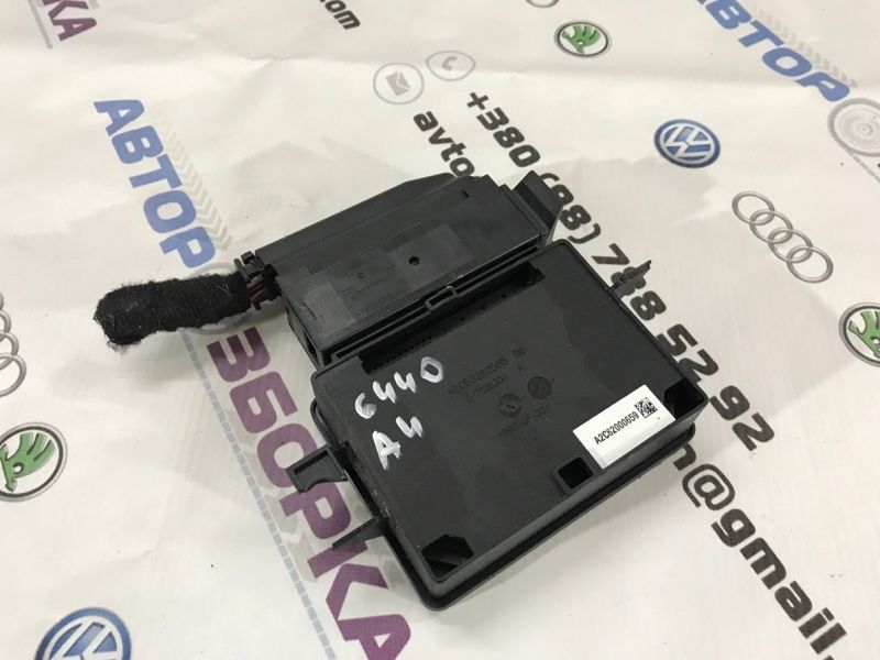 Блок керування стоянковим гальмом 8K0907801M Audi A4 Allroad