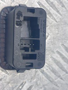 Кнопка закрытия двери багажника 31412055 Volvo XC60