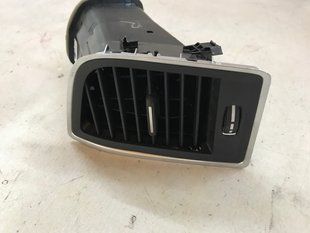 Дефлектор воздуховода приборной панели правый 39816572 Volvo XC60 Volvo XC60