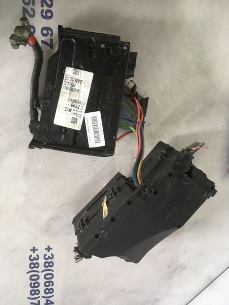 Блок предохранителей AV6T14A067AD Ford Escape
