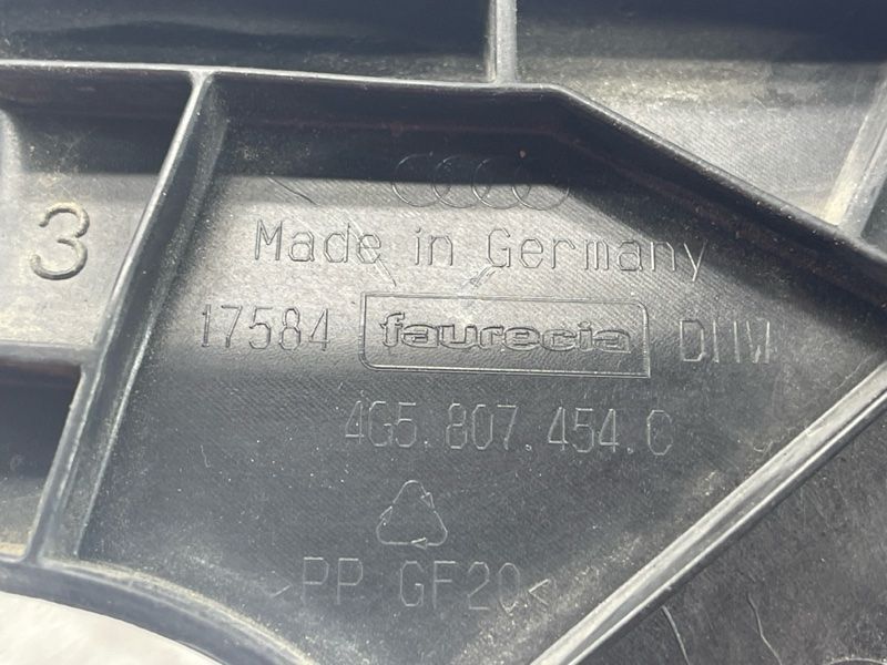 Направляюча / кріплення / кронштейн бампера Audi A6