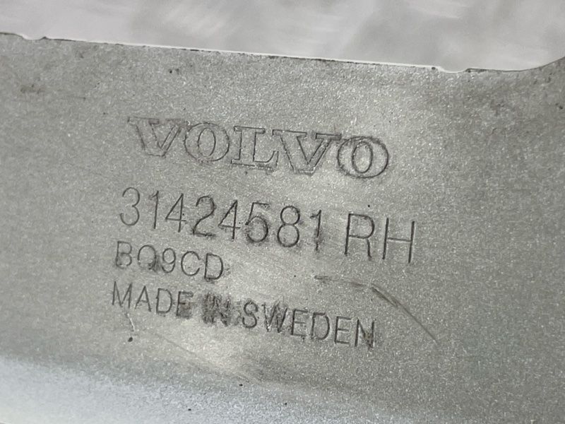 Кронштейн крыла Volvo XC60