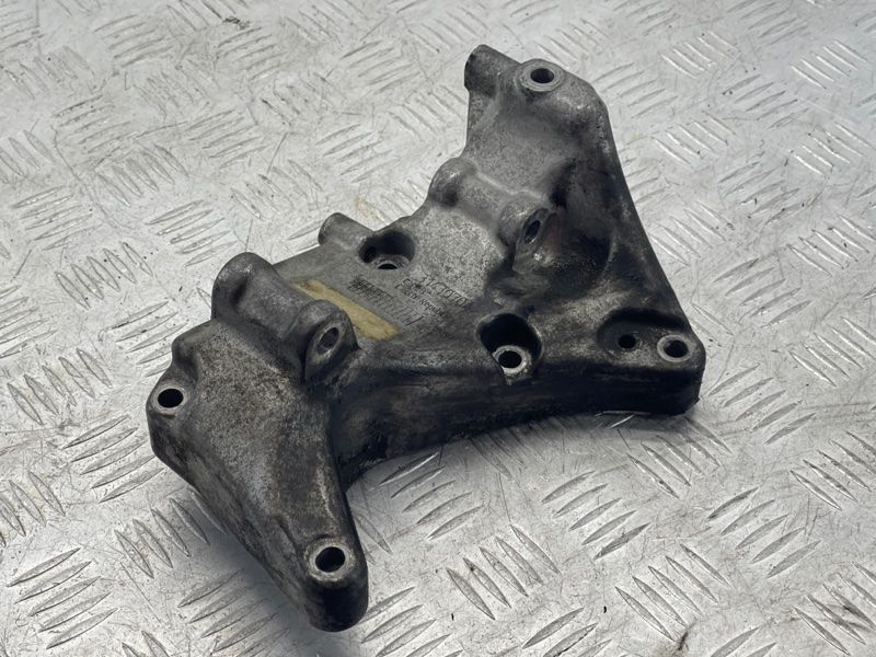 Кронштейн генератора 31430704 Volvo XC60
