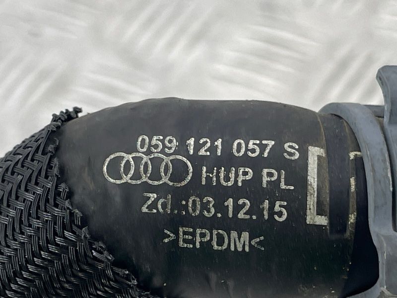 Патрубок системи охолодження 059121057s Audi A7