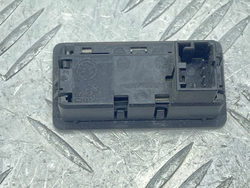 Кнопка закриття дверей багажника 7L6959520 Volkswagen Touareg