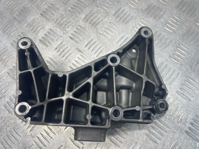 Кронштейн генератора 31401932 Volvo XC60