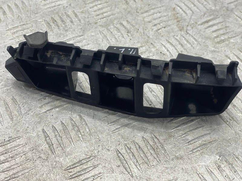 Направляющая переднего бампера 7P6807183F Volkswagen Touareg