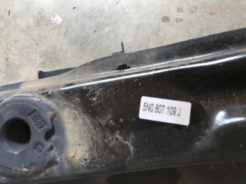 Підсилювач переднього бампера 5N0807109 Volkswagen Tiguan
