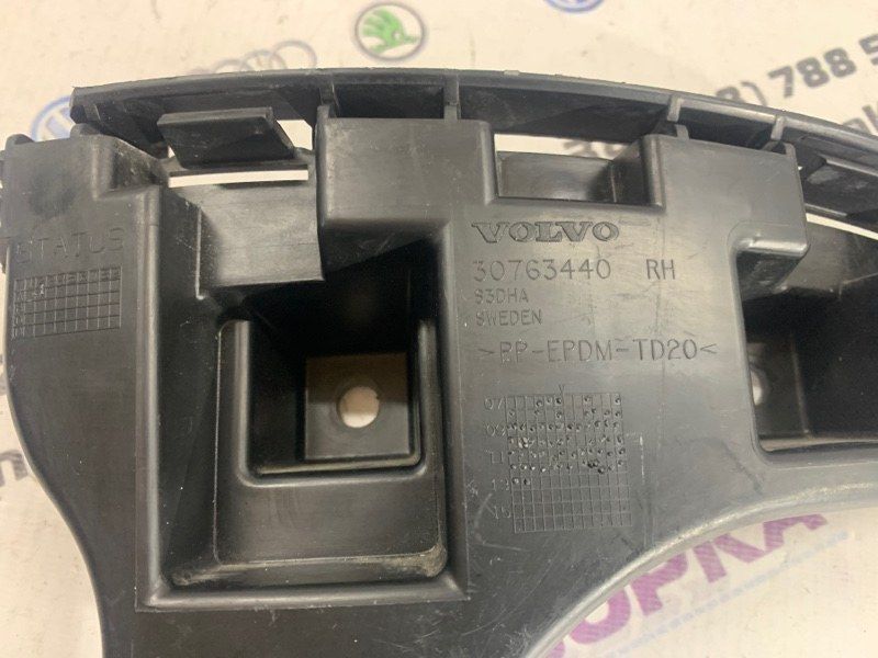 Кронштейн заднього бампера 30763440 Volvo XC60
