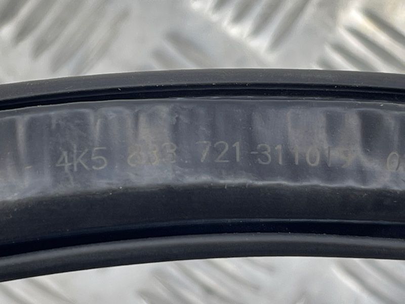 Ущільнювач дверей внутрішній 4K5833721A Audi A6