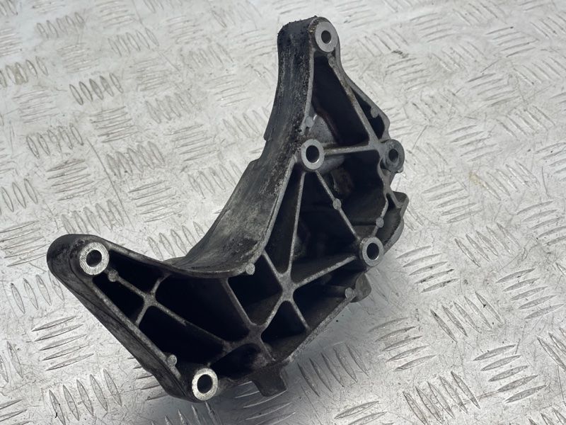 Кронштейн генератора 31430704 Volvo XC60