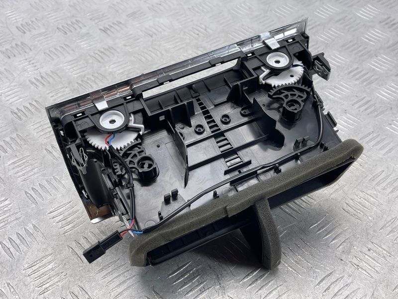 Дефлектор повітропроводу центральний 4L0820951P3Q7 Audi Q7