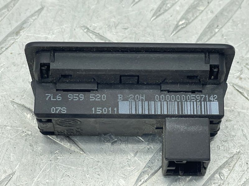 Кнопка закриття дверей багажника 7L6959520 Volkswagen Touareg