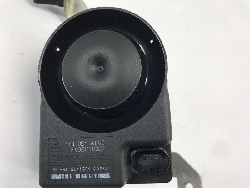 Сирена противоугонной системы 1K0951605C Audi Touareg Audi A3, Audi A4, Audi A4 Allroad, Audi A5, Audi A6, Audi A7, Audi A8, Audi Q3, Audi Q5, Audi Q7, Audi R8, Audi RS5, Audi RS7, Audi S4, Audi S5, Audi S6, Audi S7, Audi S8, Audi SQ5, Audi TT, Audi TT RS, Audi TTS, Porsche 718 Spyder, Porsche 911, Porsche Cayenne, Porsche Macan, Porsche Panamera, Volkswagen Beetle, Volkswagen CC, Volkswagen Eos, Volkswagen Golf, Volkswagen Golf R, Volkswagen GTI, Volkswagen Jetta, Volkswagen Tiguan, Volkswagen Touareg