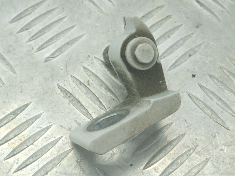 Петля дверей Audi A4