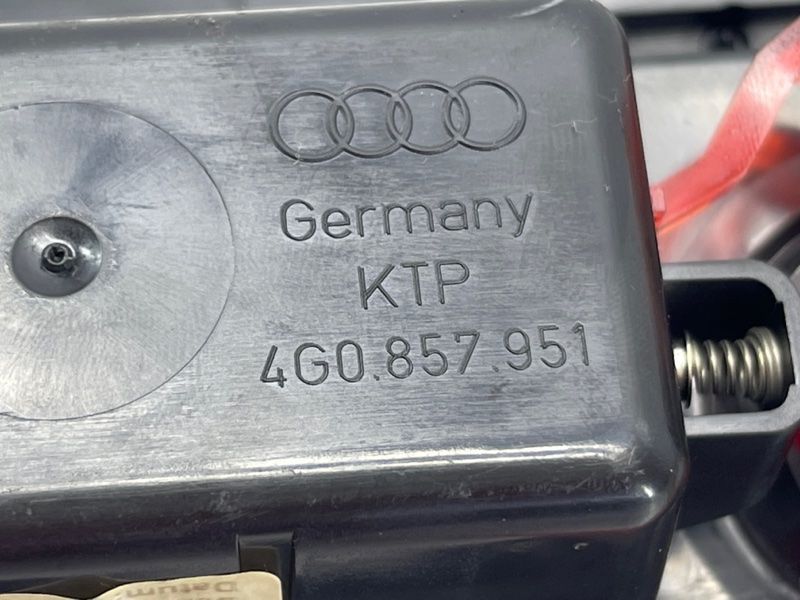 Попільничка перед Audi A6