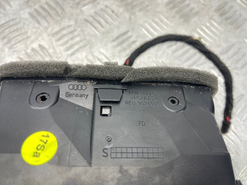 Дефлектор повітропроводу центральний 4G0819203A6PS Audi A7