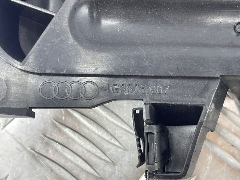Кріплення фари Audi A7