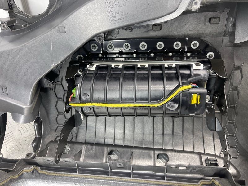 Торпедо з подушкою безпеки Audi Q7