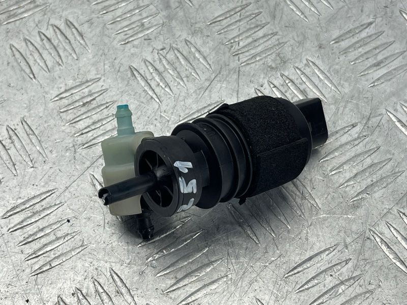Насос омивача скла 1K6955651 Audi Q7 Audi A3, Audi A3 e-tron, Audi A4, Audi A4 Allroad, Audi A6, Audi A6 Allroad, Audi A7, Audi A8, Audi e-tron, Audi e-tron GT, Audi e-tron S, Audi Q3, Audi Q4 e-tron, Audi Q5, Audi Q7, Audi Q8, Audi Q8 e-tron, Audi RS3, Audi RS6 Avant, Audi RS7, Audi RS e-tron GT, Audi RS Q8, Audi S3, Audi S4, Audi S6, Audi S7, Audi S8, Audi SQ5, Audi SQ7, Audi SQ8, Audi SQ8 e-tron, Volkswagen Atlas, Volkswagen Atlas Cross Sport, Volkswagen e-Golf, Volkswagen Golf, Volkswagen Golf Alltrack, Volkswagen Golf R, Volkswagen Golf SportWagen, Volkswagen GTI, Volkswagen ID.4, Volkswagen Jetta, Volkswagen Passat, Volkswagen R32, Volkswagen Rabbit, Volkswagen Taos, Volkswagen Tiguan, Volkswagen Tiguan Limited, Volkswagen Touareg