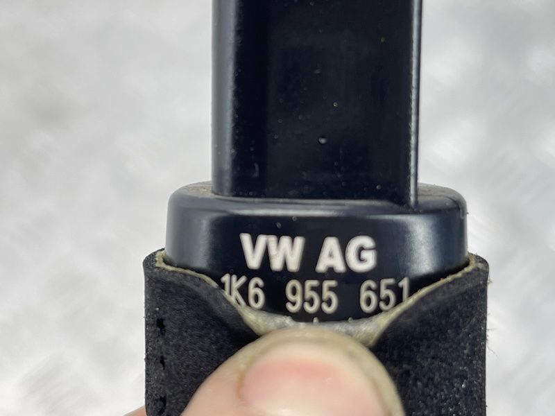 Насос омивача скла 1K6955651 Audi Q7 Audi A3, Audi A3 e-tron, Audi A4, Audi A4 Allroad, Audi A6, Audi A6 Allroad, Audi A7, Audi A8, Audi e-tron, Audi e-tron GT, Audi e-tron S, Audi Q3, Audi Q4 e-tron, Audi Q5, Audi Q7, Audi Q8, Audi Q8 e-tron, Audi RS3, Audi RS6 Avant, Audi RS7, Audi RS e-tron GT, Audi RS Q8, Audi S3, Audi S4, Audi S6, Audi S7, Audi S8, Audi SQ5, Audi SQ7, Audi SQ8, Audi SQ8 e-tron, Volkswagen Atlas, Volkswagen Atlas Cross Sport, Volkswagen e-Golf, Volkswagen Golf, Volkswagen Golf Alltrack, Volkswagen Golf R, Volkswagen Golf SportWagen, Volkswagen GTI, Volkswagen ID.4, Volkswagen Jetta, Volkswagen Passat, Volkswagen R32, Volkswagen Rabbit, Volkswagen Taos, Volkswagen Tiguan, Volkswagen Tiguan Limited, Volkswagen Touareg