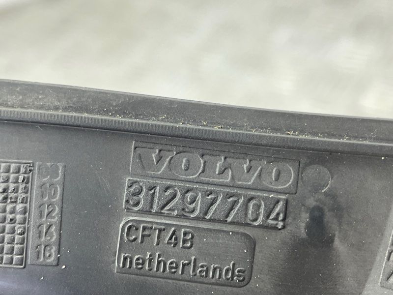 Накладка жабо 31297704 Volvo XC60