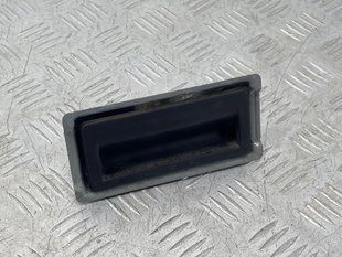 Кнопка замка крышки багажника 5N0827566T Volkswagen Touareg